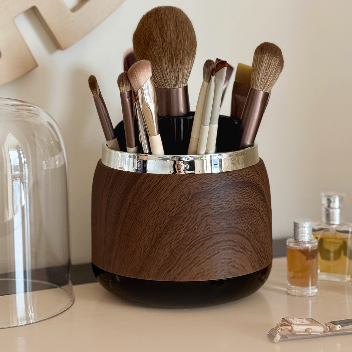 حامل فرش المكياج الفاخر، مناسب - مراجعة Luxury Skincare And Makeup Brands وسعره